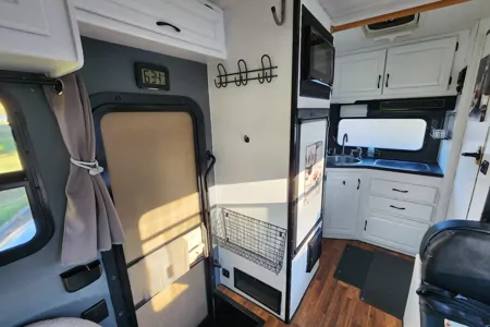 Meet “Wander” – Easy, Clean, Renovated 19' RV for New Travelers
