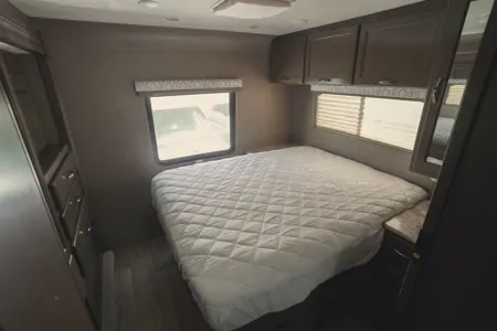 C11 Thor Luxury*NEW STARLINK WiFi-10 Sleeper-Bunks-2SlideOuts-Private Suite