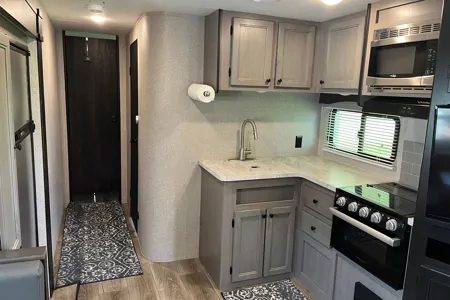 Family Friendly Starcraft 262RL Travel Trailer