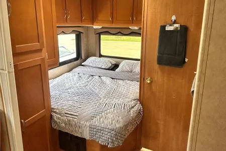 Adventure-Ready 2008 Sunseeker 26' Motorhome – Your Home on the Road!