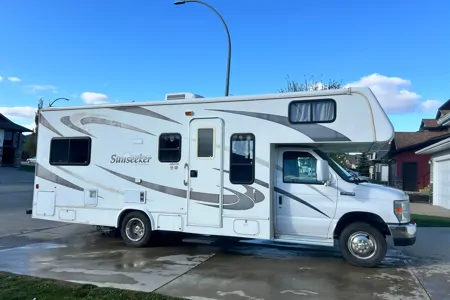 Adventure-Ready 2008 Sunseeker 26' Motorhome – Your Home on the Road!