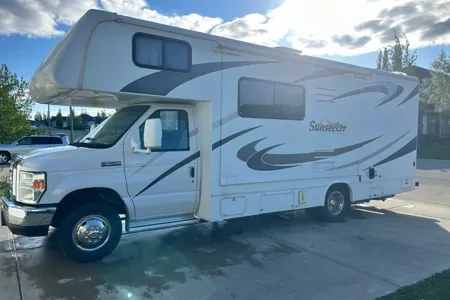 Adventure-Ready 2008 Sunseeker 26' Motorhome – Your Home on the Road!