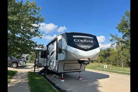 Lisa's Keystone Cougar Fifth Wheel