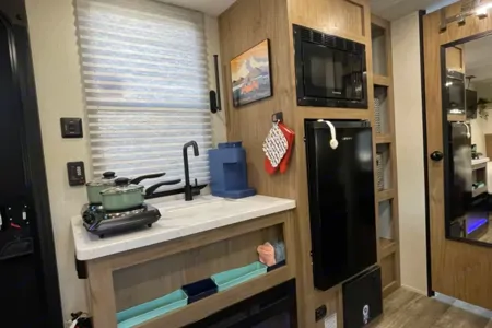 Skyview Voyager sleeps 5 pet friendly!