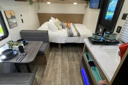 Skyview Voyager sleeps 5 pet friendly!