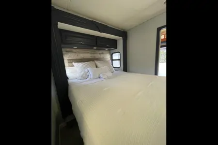 Newmar class A TOY HAULER Class A CL37