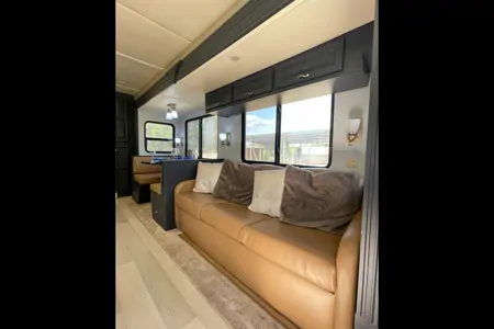 Newmar class A TOY HAULER Class A CL37