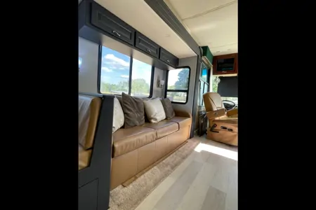 Newmar class A TOY HAULER Class A CL37