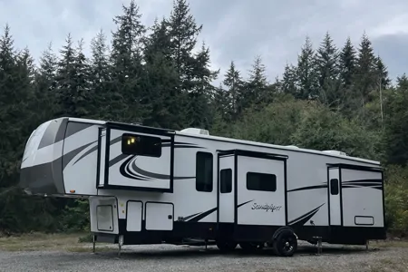 Luxury Forest River SANDPIPER 38' Fifth Wheel - Sleeps 6