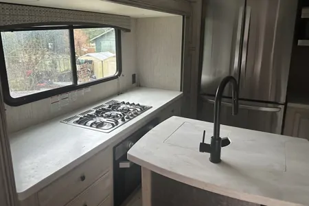 Luxury Forest River SANDPIPER 38' Fifth Wheel - Sleeps 6