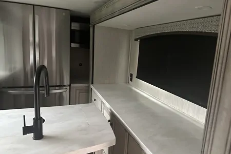 Luxury Forest River SANDPIPER 38' Fifth Wheel - Sleeps 6