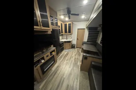 GMs Arctic wolf Fifth Wheel