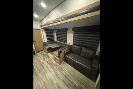 GMs Arctic wolf Fifth Wheel