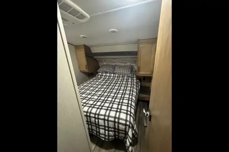 GMs Arctic wolf Fifth Wheel