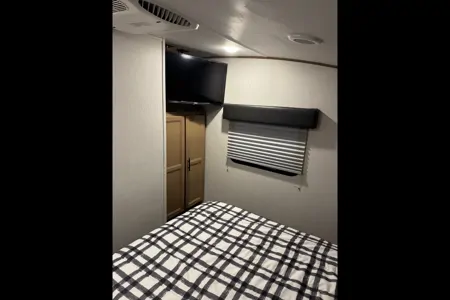 GMs Arctic wolf Fifth Wheel
