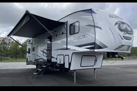 GMs Arctic wolf Fifth Wheel