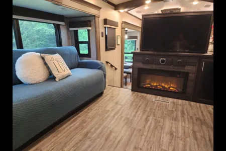 Bougie By Nature Glamping - Starved Rock Area RV Rental