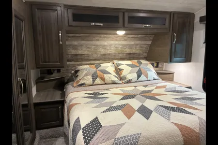 White Squirrel Keystone Cougar 24RDS Fifth Wheel