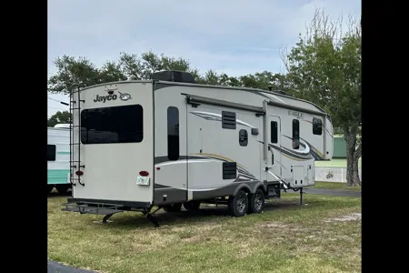 Steve n Mel’s Fun Fifth Wheel