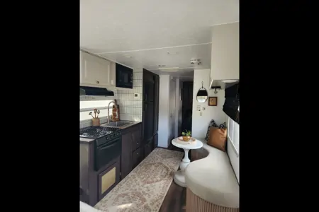 The Designer Bunkhouse: Professionally Renovated & Adventure-Ready