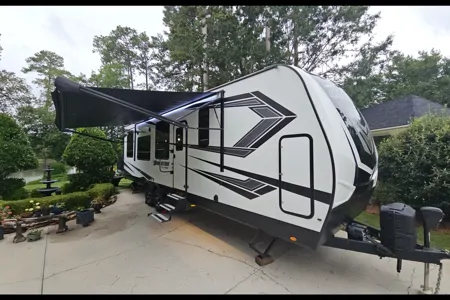 Grand Design 30G | King Bed & Private Patio