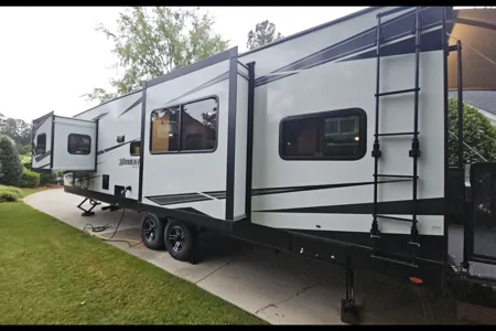 Grand Design 30G | King Bed & Private Patio