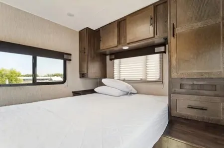 2021 Coachmen Leprechaun 270QB: Stylish Comfort!