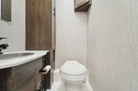 2021 Coachmen Leprechaun 270QB: Stylish Comfort!