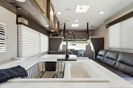 2021 Coachmen Leprechaun 270QB: Stylish Comfort!