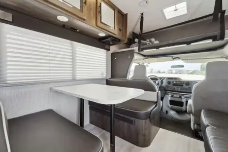 2021 Coachmen Leprechaun 270QB: Stylish Comfort!