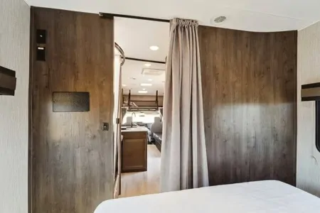 2021 Coachmen Leprechaun 270QB: Stylish Comfort!