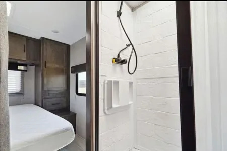 2021 Coachmen Leprechaun 270QB: Stylish Comfort!