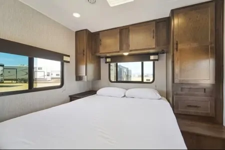 2021 Coachmen Leprechaun 270QB: Stylish Comfort!