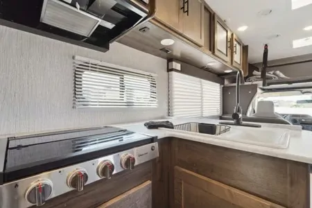 2021 Coachmen Leprechaun 270QB: Stylish Comfort!