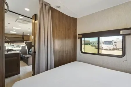 2021 Coachmen Leprechaun 270QB: Stylish Comfort!