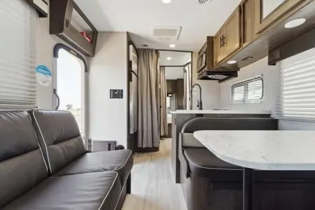 2021 Coachmen Leprechaun 270QB: Stylish Comfort!