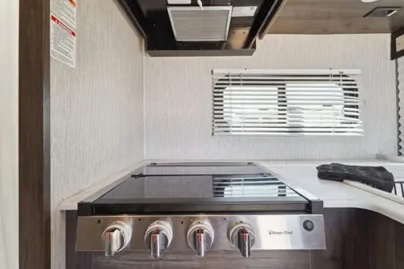 2021 Coachmen Leprechaun 270QB: Stylish Comfort!