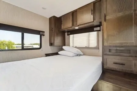 2021 Coachmen Leprechaun 270QB: Stylish Comfort!