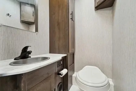 2021 Coachmen Leprechaun 270QB: Stylish Comfort!