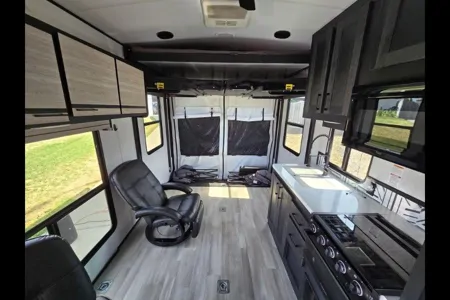 Austin's Cruiser RV Stryker2714 Toy Hauler