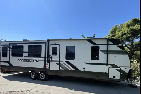 Winnebago Voyage Travel Trailer (Rolling Freedom Travels)