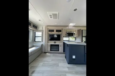Winnebago Voyage Travel Trailer (Rolling Freedom Travels)