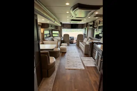Glamping RV Newmar KS4037 Turn Key Experience