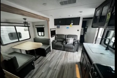 Travlin’ Coachmen Freedom Express Travel Trailer