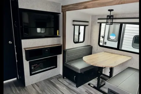 Travlin’ Coachmen Freedom Express Travel Trailer