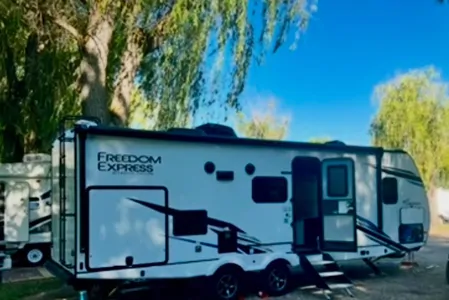 Travlin’ Coachmen Freedom Express Travel Trailer