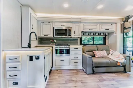 RV Henrietta