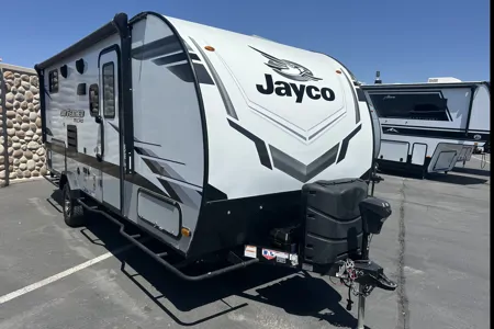 Cozy Camper for Couples & Kids | Easy to Tow!