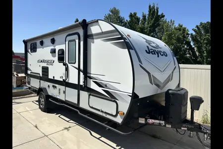 Cozy Camper for Couples & Kids | Easy to Tow!