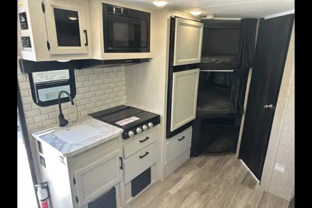 Cozy Camper for Couples & Kids | Easy to Tow!